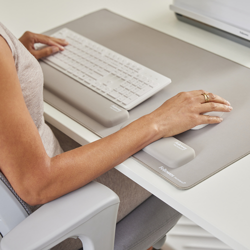 Fellowes Wrist Rest Breyta Palm Rest with Antibacterial Protection Fellowes Wrist Rest Breyta Palm Rest with Antibacterial Protection