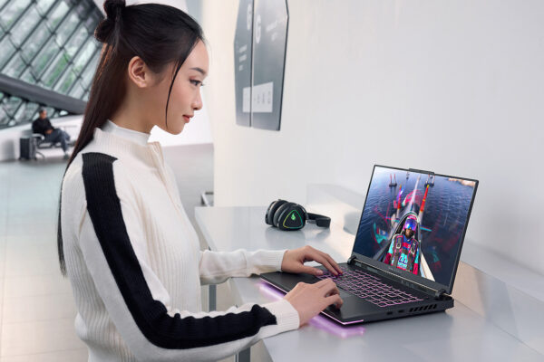 ASUS ROG Strix G18 G814PP-S9018W AMD Ryzen™ 9 7940HX Laptop 45.7 cm