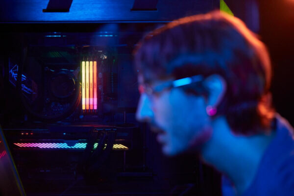 Kingston Fury Renegade RGB 32GB, DDR5, 6400MHz, CL32, 1.4V, ECC, XMP 3.0, PMIC, DIMM Memory, White